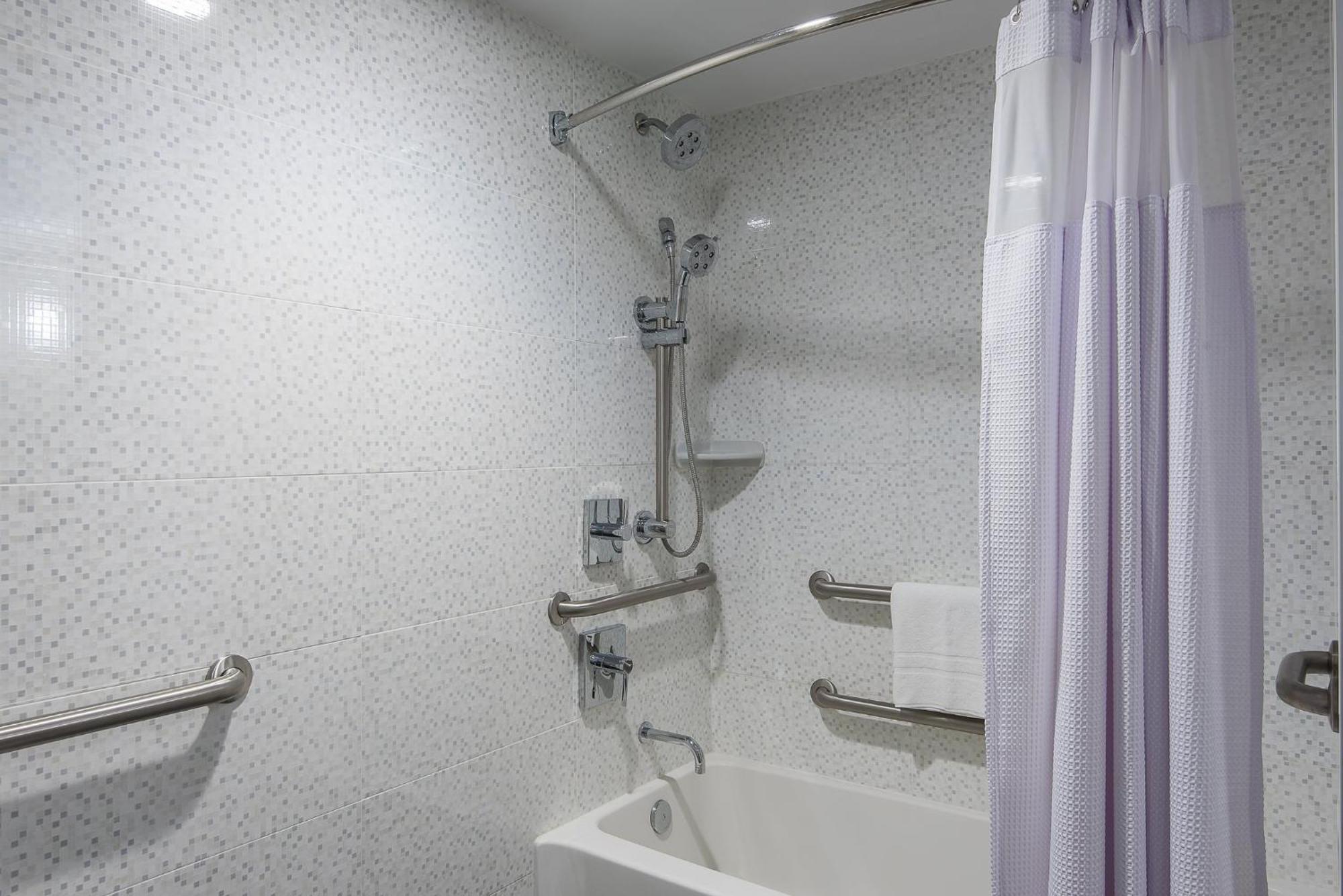 Junior King Suite Mobility Accessible Tub